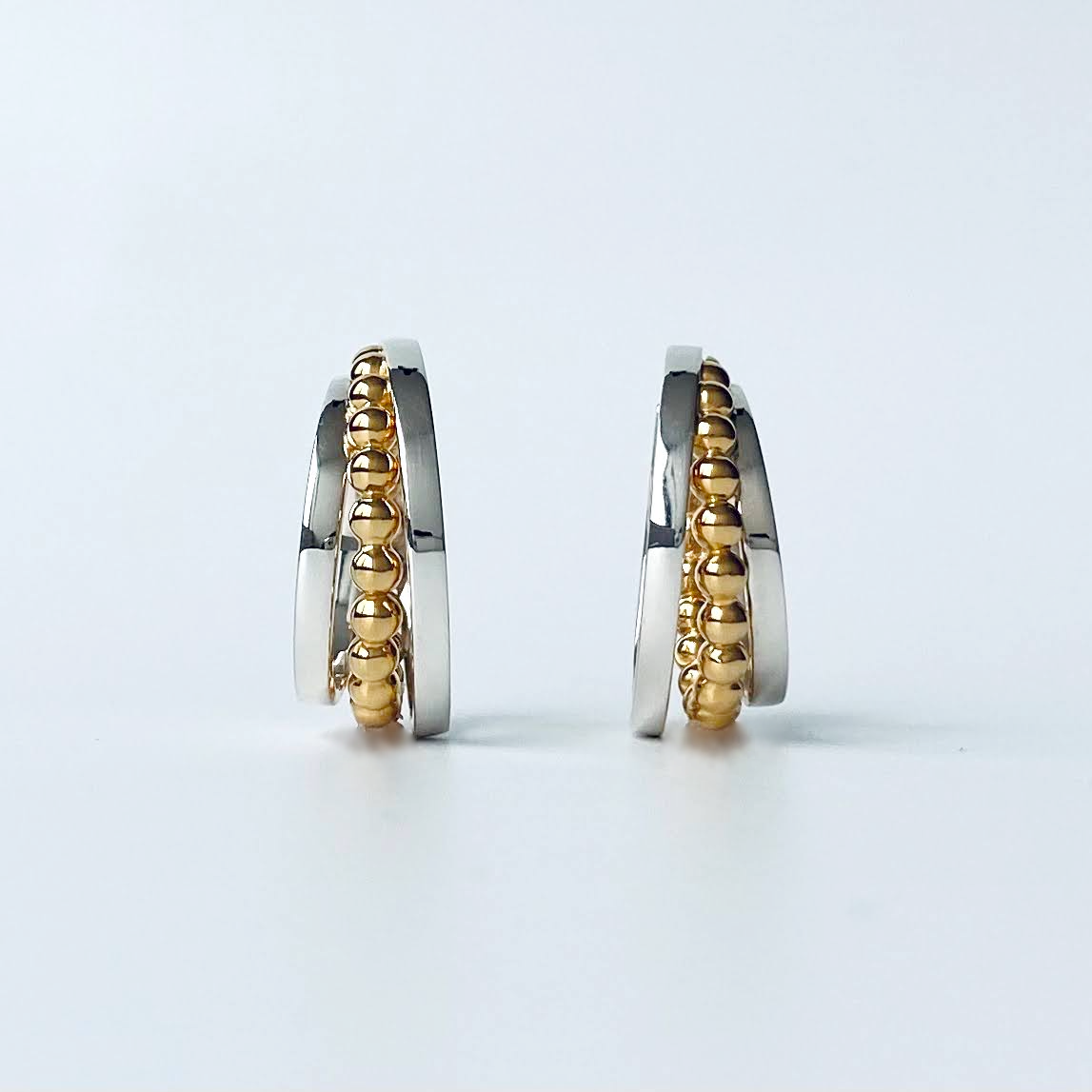 Reflection フープ ピアス ゴールド シルバー コンビ – michi willway Reflection フープ ピアス ゴールド シルバー コンビ – michi willway